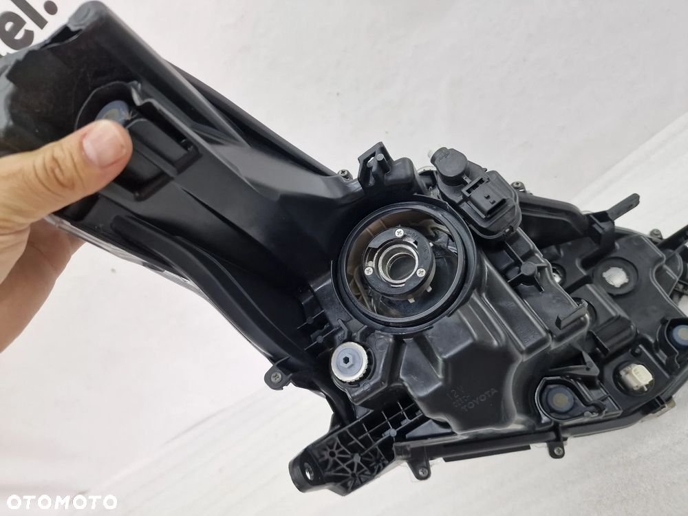 TOYOTA YARIS IV 20- LEWA LAMPA PRZEDNIA PRZÓD SOCZEWKA , NR KOITO K0-6 , NR AUKCJI LA653 - 12