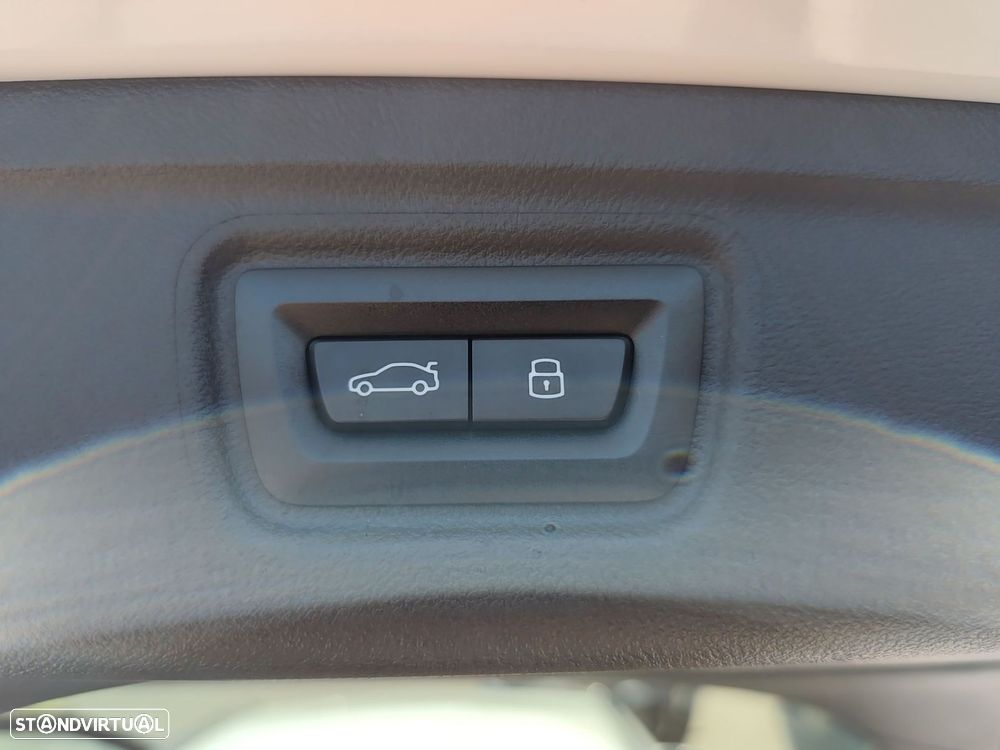 BMW 330 e Pack Desportivo M Pro Auto - 37