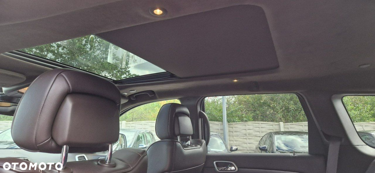 Jeep Grand Cherokee - 32