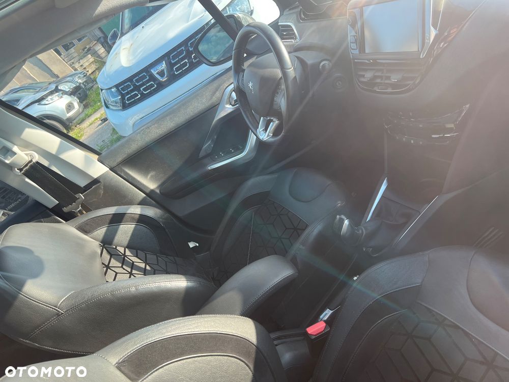 Peugeot 208 - 13