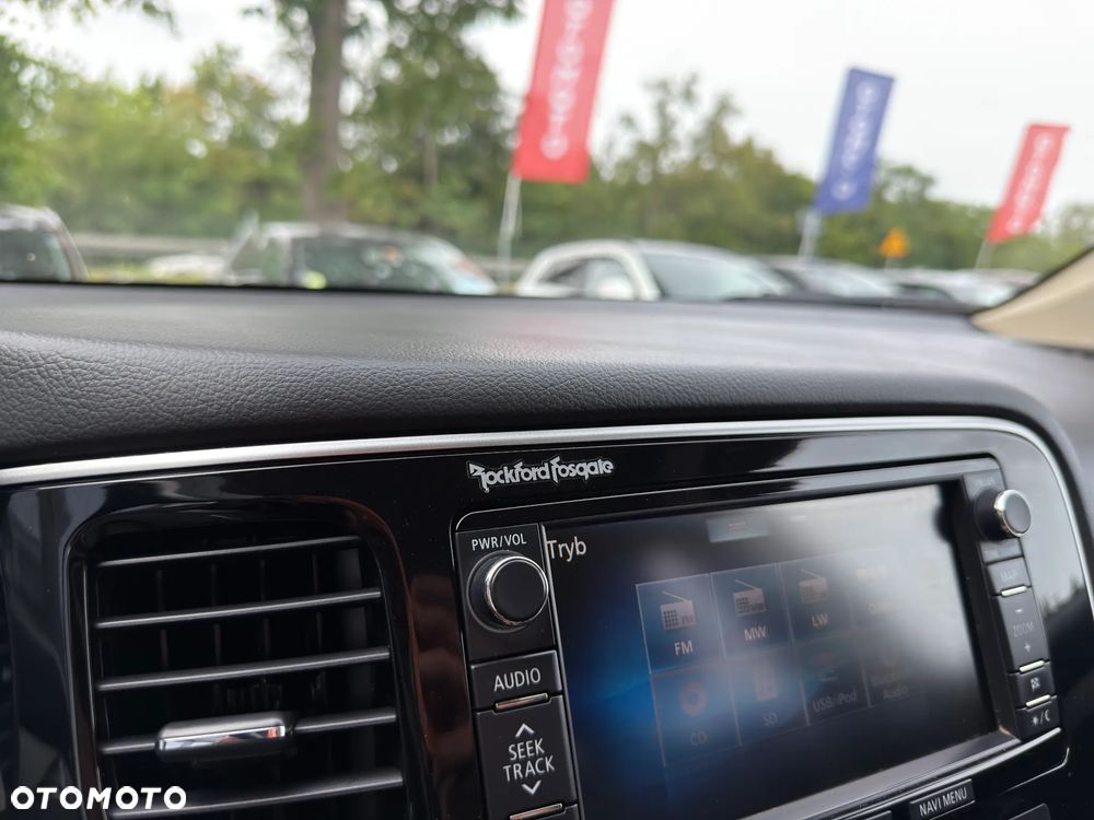 Mitsubishi Outlander Instyle NAVI + - 35