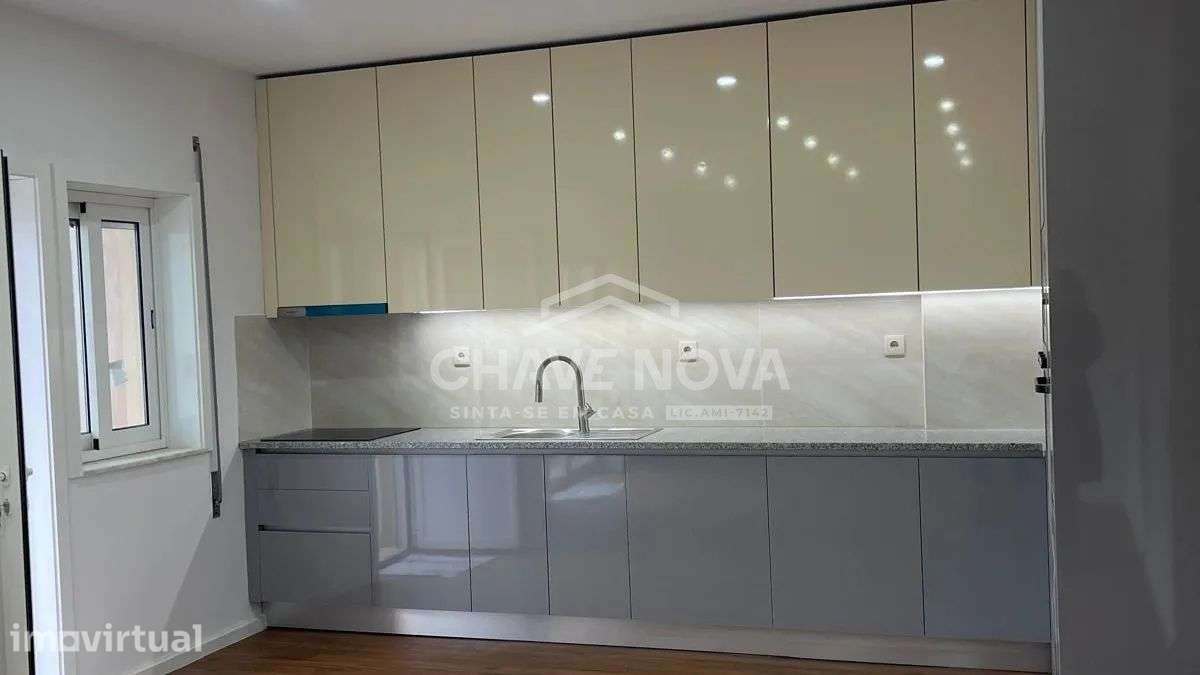 LA - Apartamento T3, remodelado, com garagem box em Águas Santas - Grande imagem: 2/12