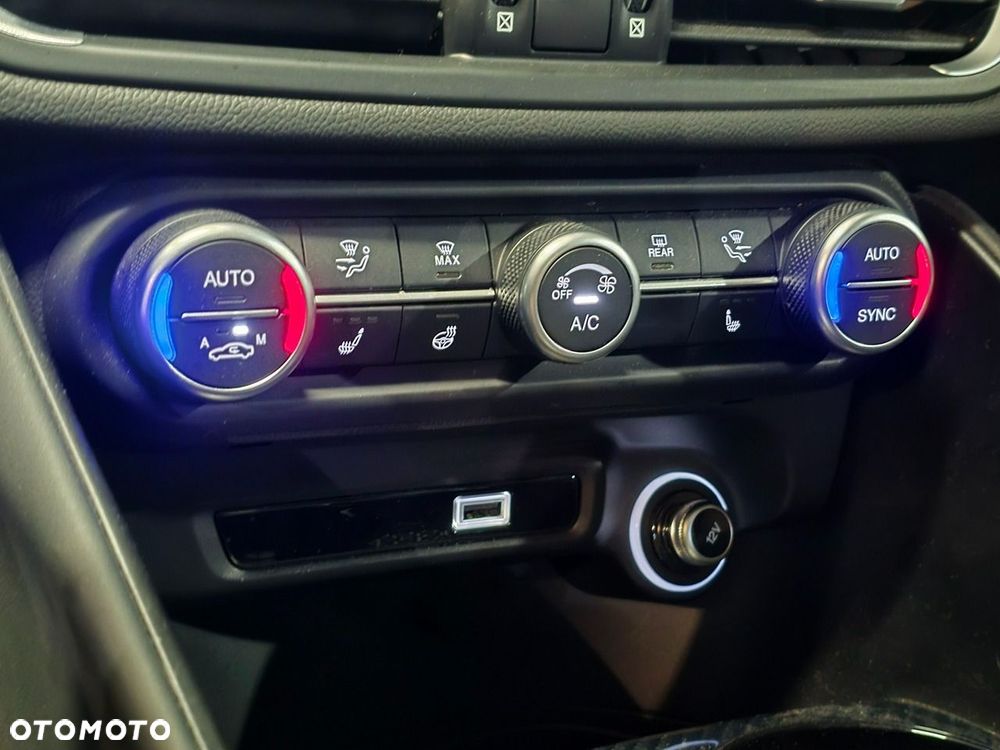 Alfa Romeo Giulia 2.0 Turbo 16V AT8-Q4 Estrema - 24