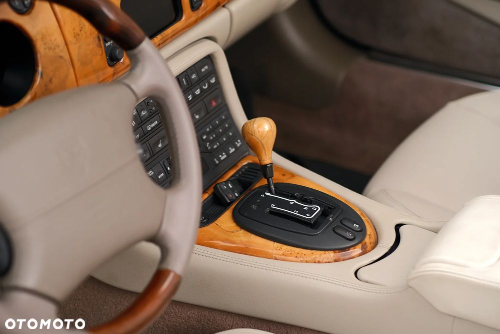 Jaguar XK8 - 25