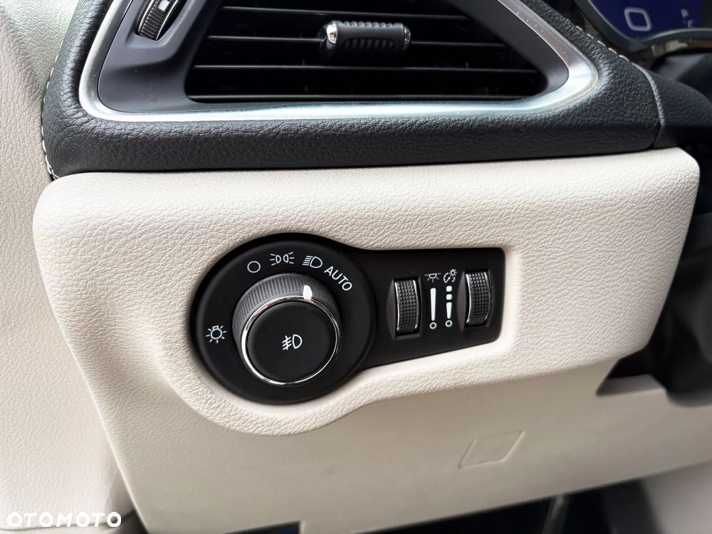 Chrysler Pacifica - 30
