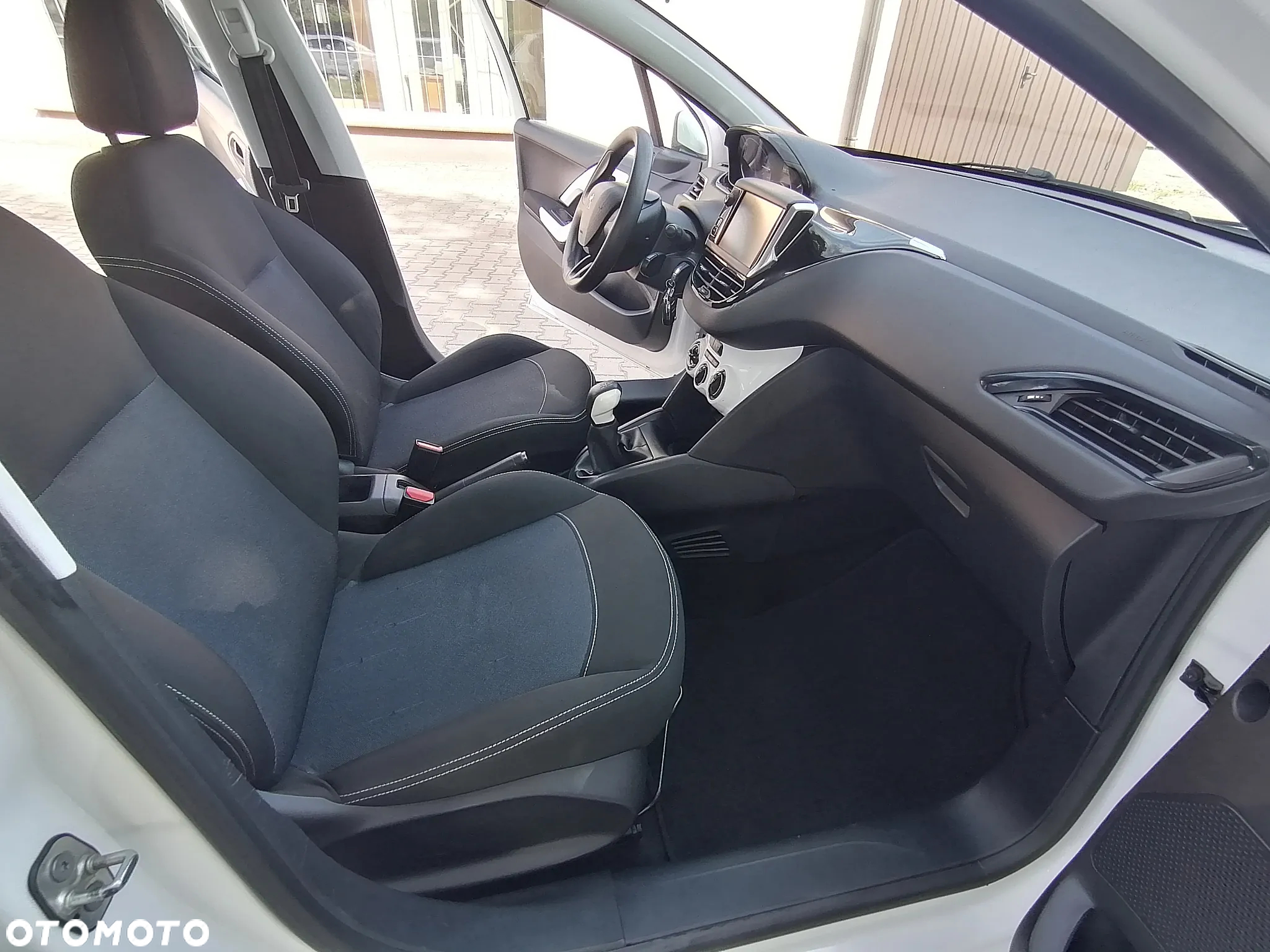 Peugeot 208 - 23