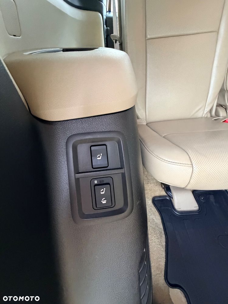 Toyota Sequoia - 16