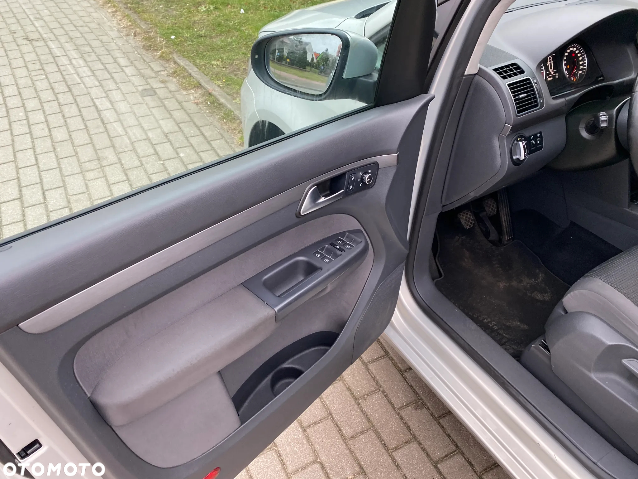 Volkswagen Touran - 24