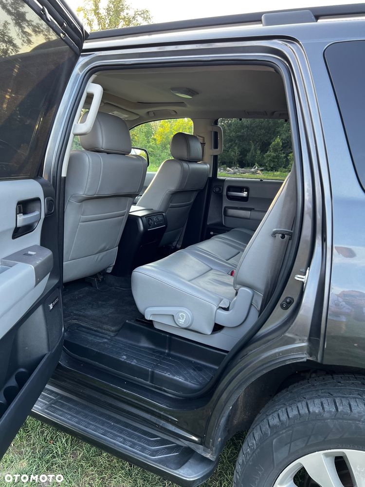 Toyota Sequoia - 16