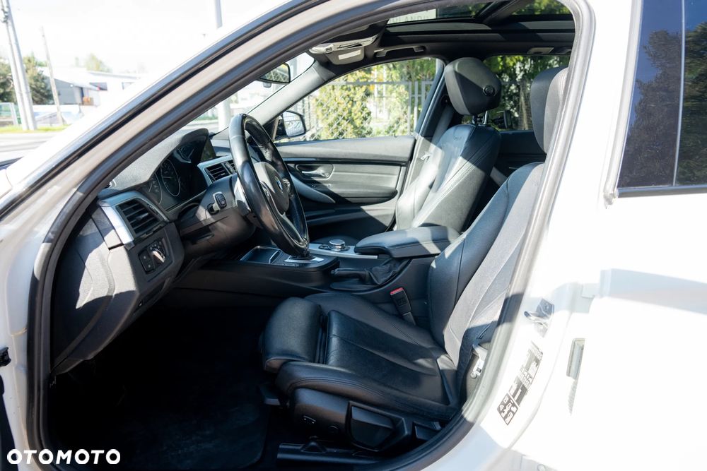 BMW Seria 3 320i xDrive Edition M Sport Shadow - 9