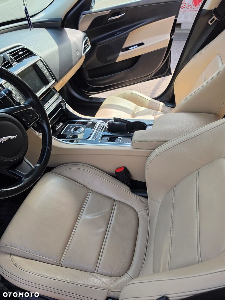 Jaguar XE 2.0 D Prestige - 11