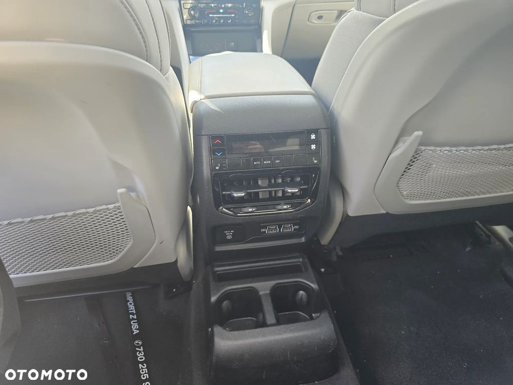 Jeep Grand Cherokee - 24