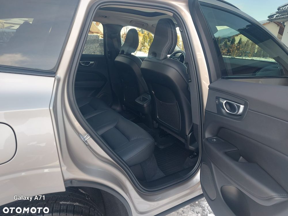 Volvo XC 60 B5 B AWD Plus Dark - 22
