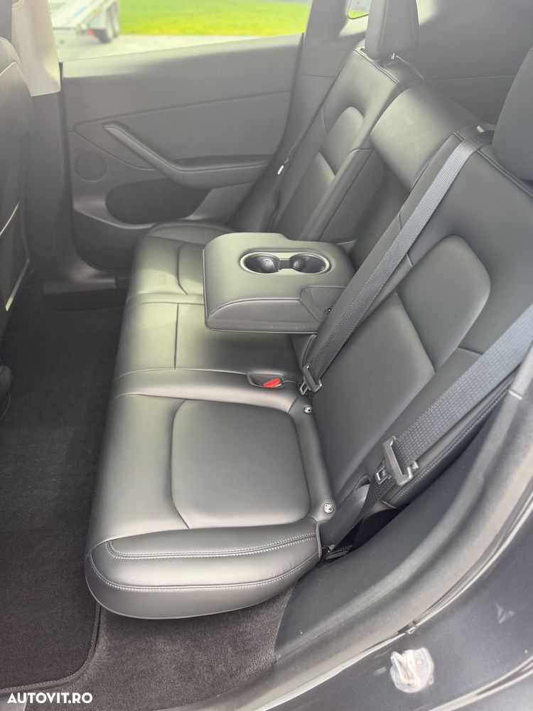 Tesla Model Y - 8