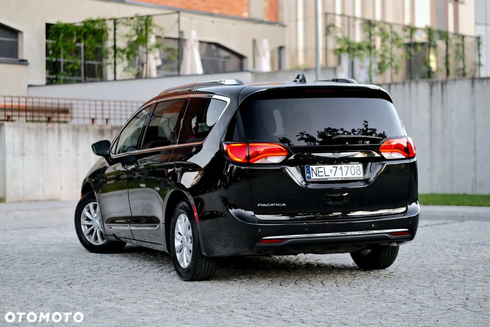 Chrysler Pacifica - 5