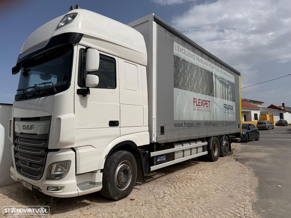 DAF XF 480 C/ RETARDER EIXO TRÁS DIRECIONAL - 8,2 METROS CAIXA - 1