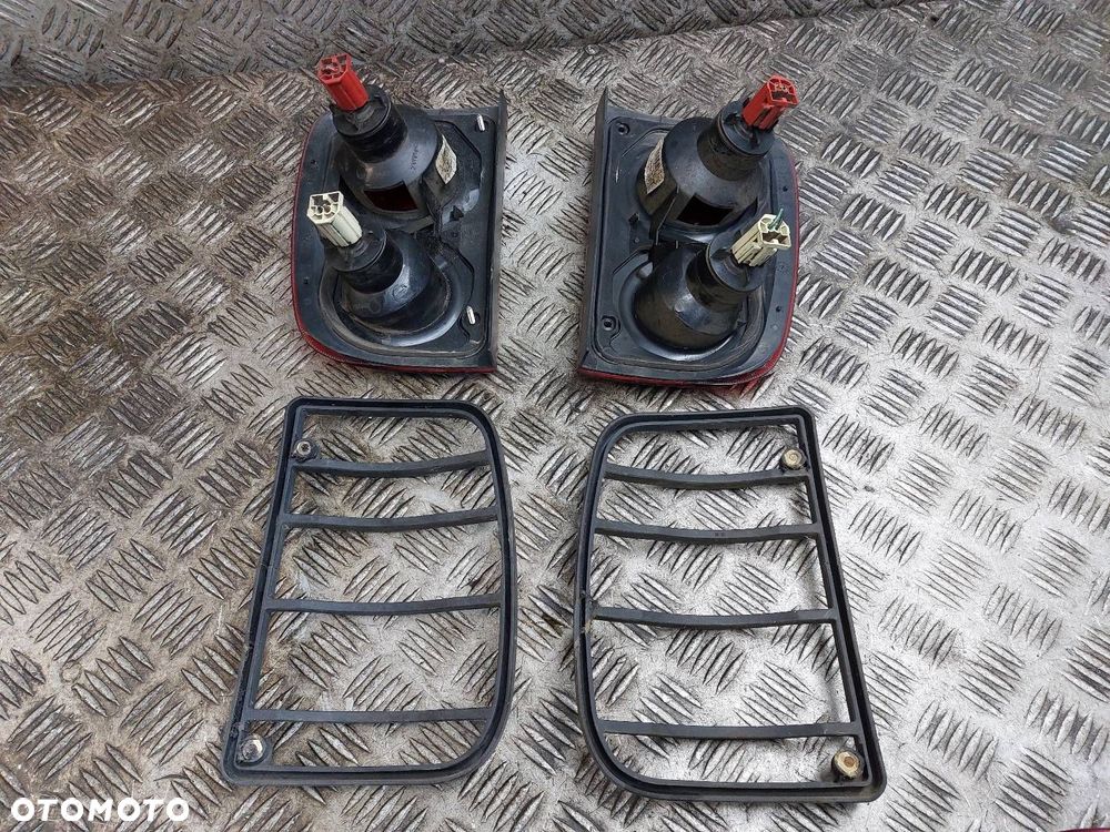 LAMPA LEWY TYŁ + PRAWY TYŁ KRATKI OSŁONY LAND ROVER FREELANDER I - 6