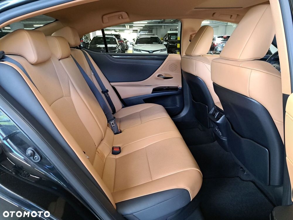 Lexus ES 300h Business Edition - 16