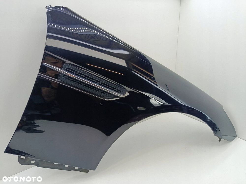 MERCEDES R172 PRAWY PRZEDNI BŁOTNIK 197 - 1