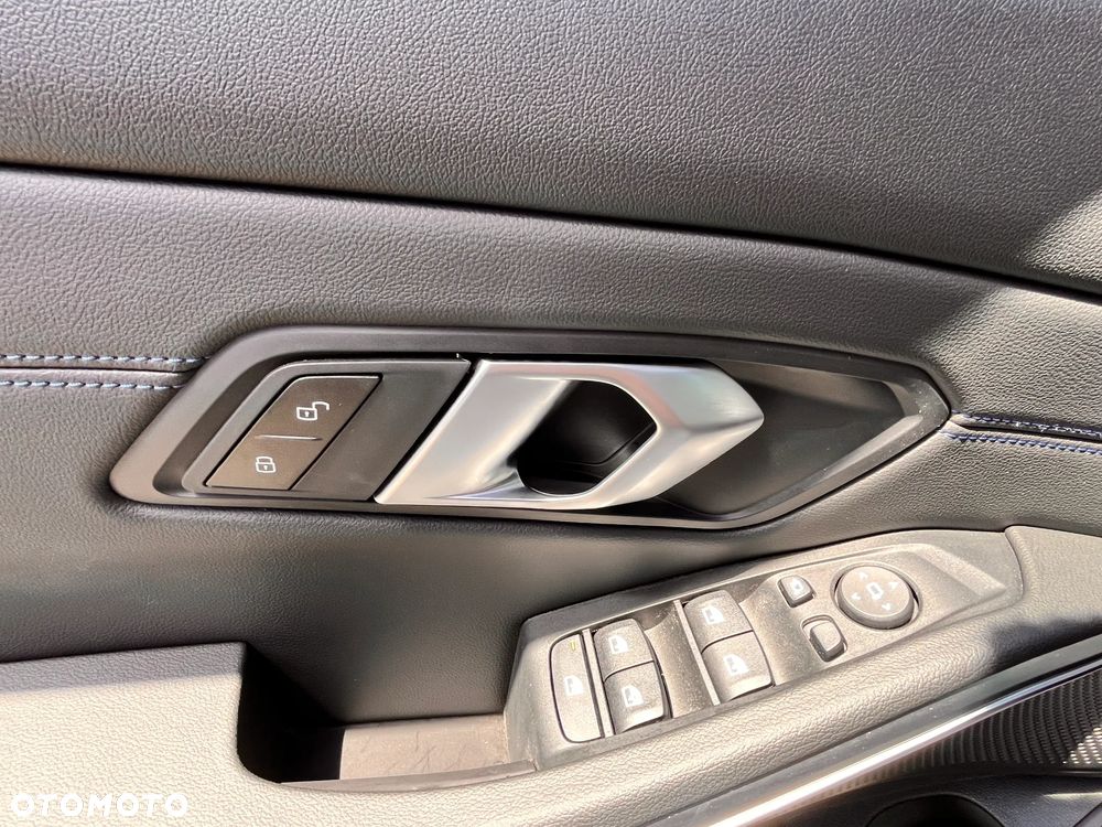 BMW Seria 3 330i xDrive M Sport sport - 17