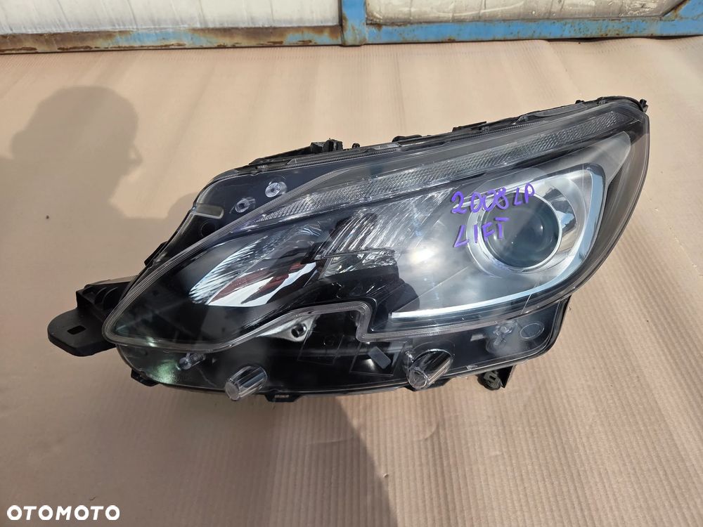 Lampa przednia lewa  Peugeot 2008 I LIFT  9825313980 - 1