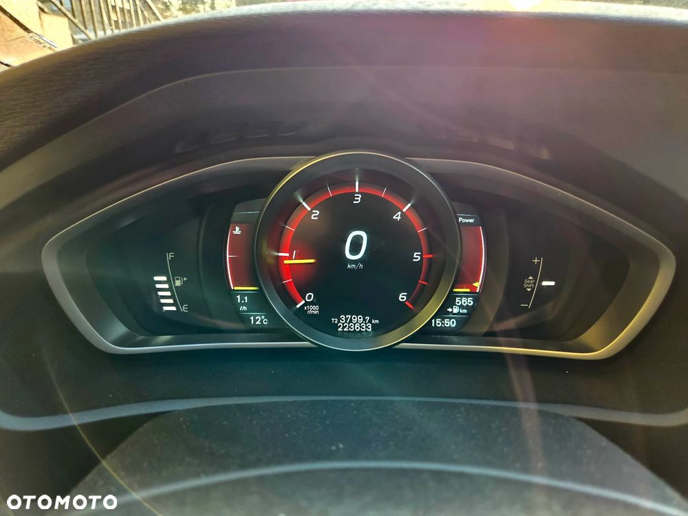 Volvo V40 D2 R Design - 25