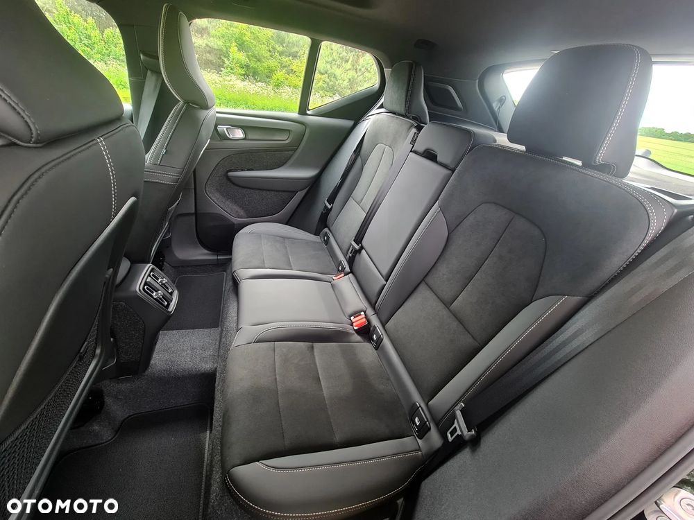 Volvo XC 40 B3 B DKG Ultra Black Edition - 10