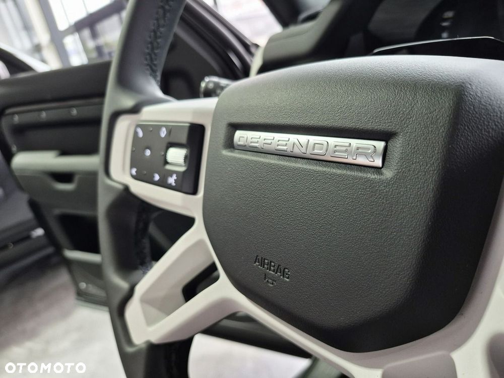 Land Rover Defender - 33