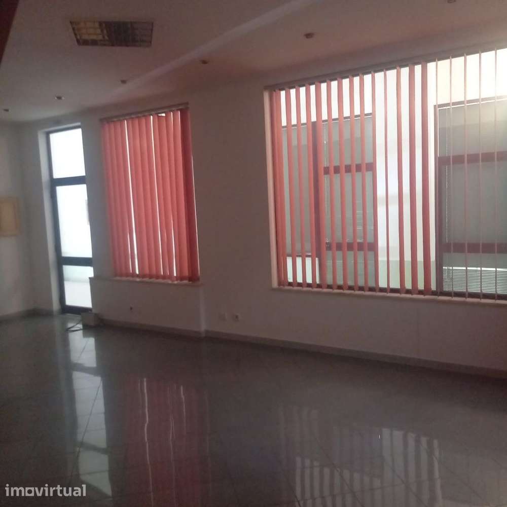Loja com cerca de 70 mts no R/C e 1ºandar para comercio ou serviços - Grande imagem: 4/27