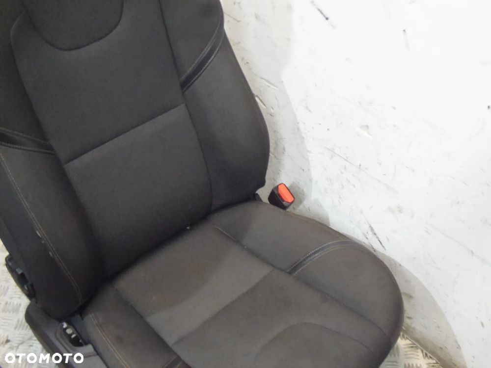 FOTEL PRAWY PRZÓD VOLVO V40 D3 - 2