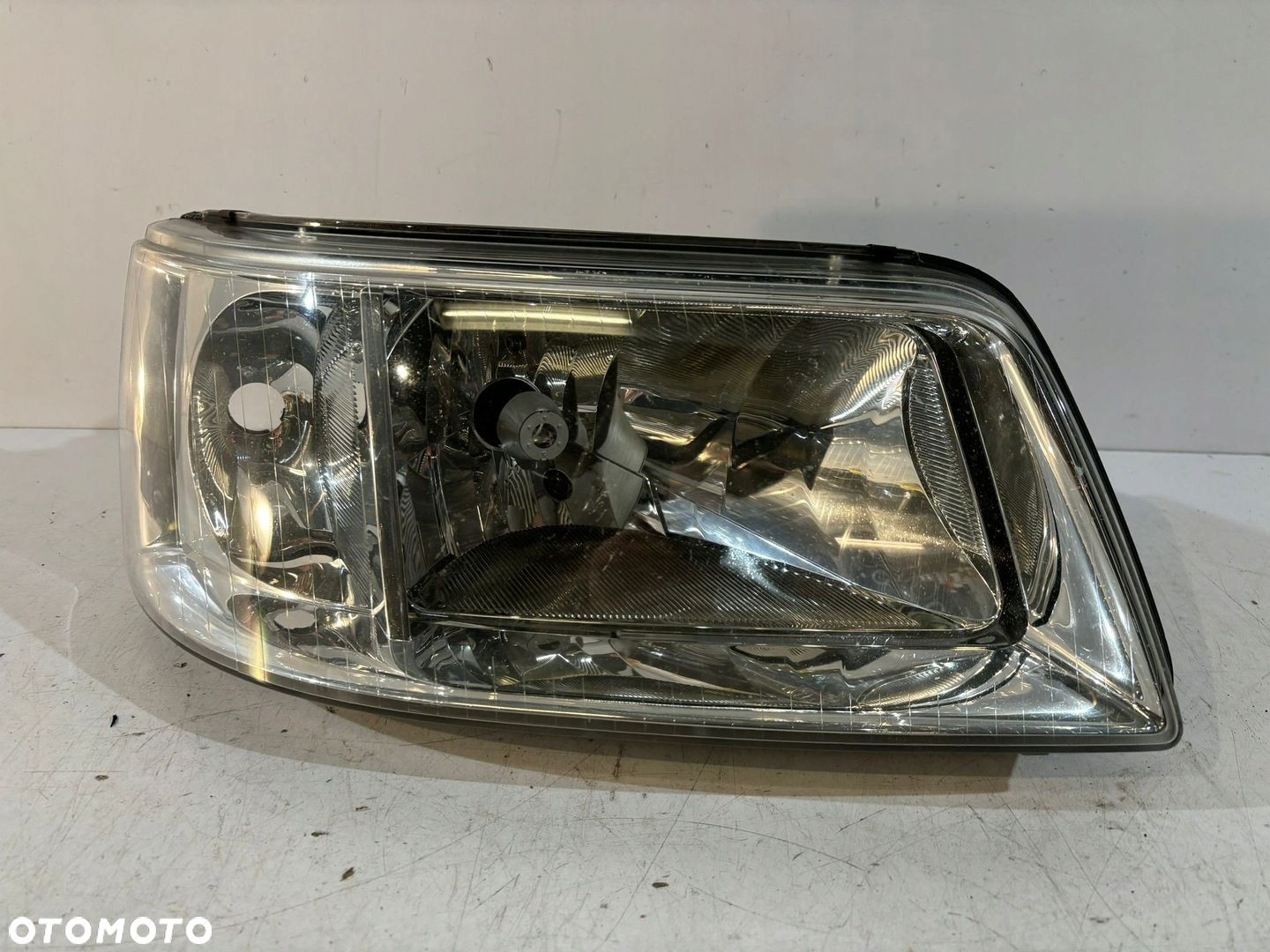 VOLKSWAGEN Transporter T5 Lampa Prawa - 16769 - 1