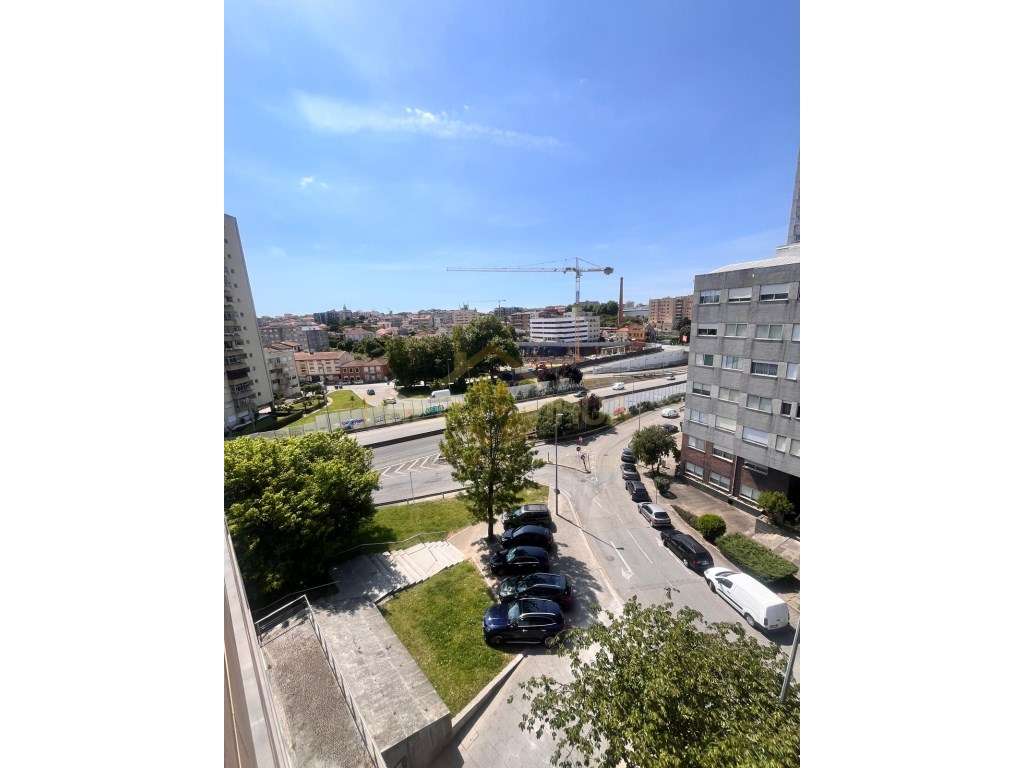 T4 de luxo com lugar de garagem e arrumos equipado e mobilado - Grande imagem: 5/28