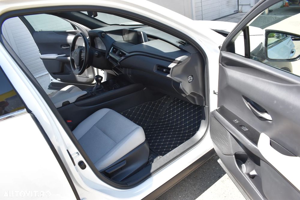 Lexus UX 250h E-FOUR Executive - 21