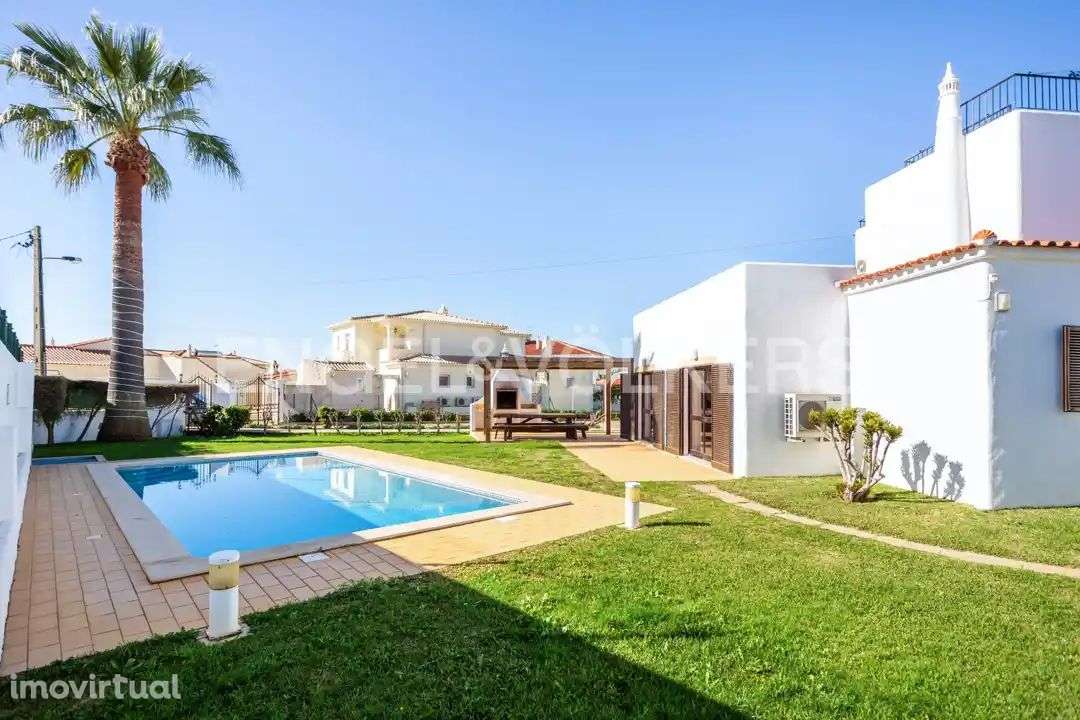 Moradia V5 com jardim e piscina perto da Galé - Grande imagem: 3/30