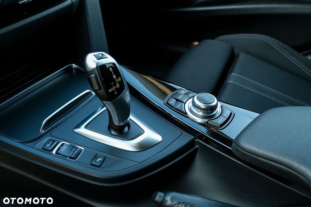 BMW Seria 3 318d Sport Line Shadow - 33