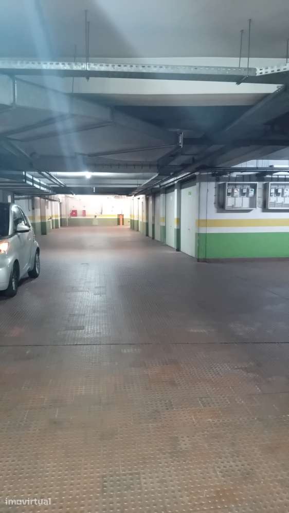 Garagem para arrendar no centro de Almada - 30m² iluminada - Grande imagem: 3/6