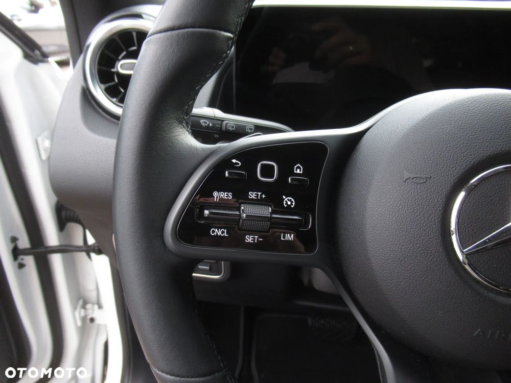 Mercedes-Benz GLB 200 7G-DCT - 11