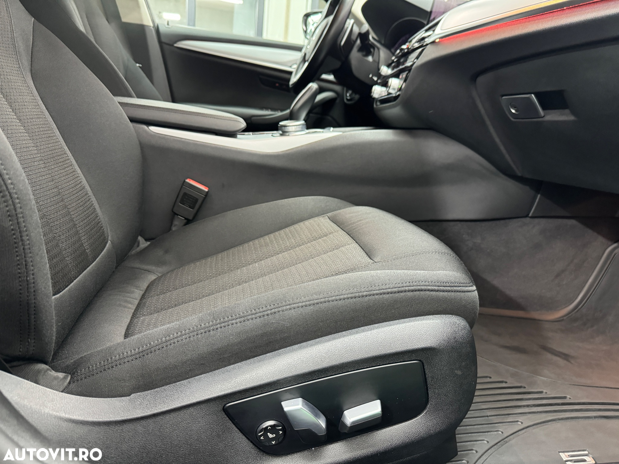 BMW Seria 5 530i xDrive AT MHEV - 19