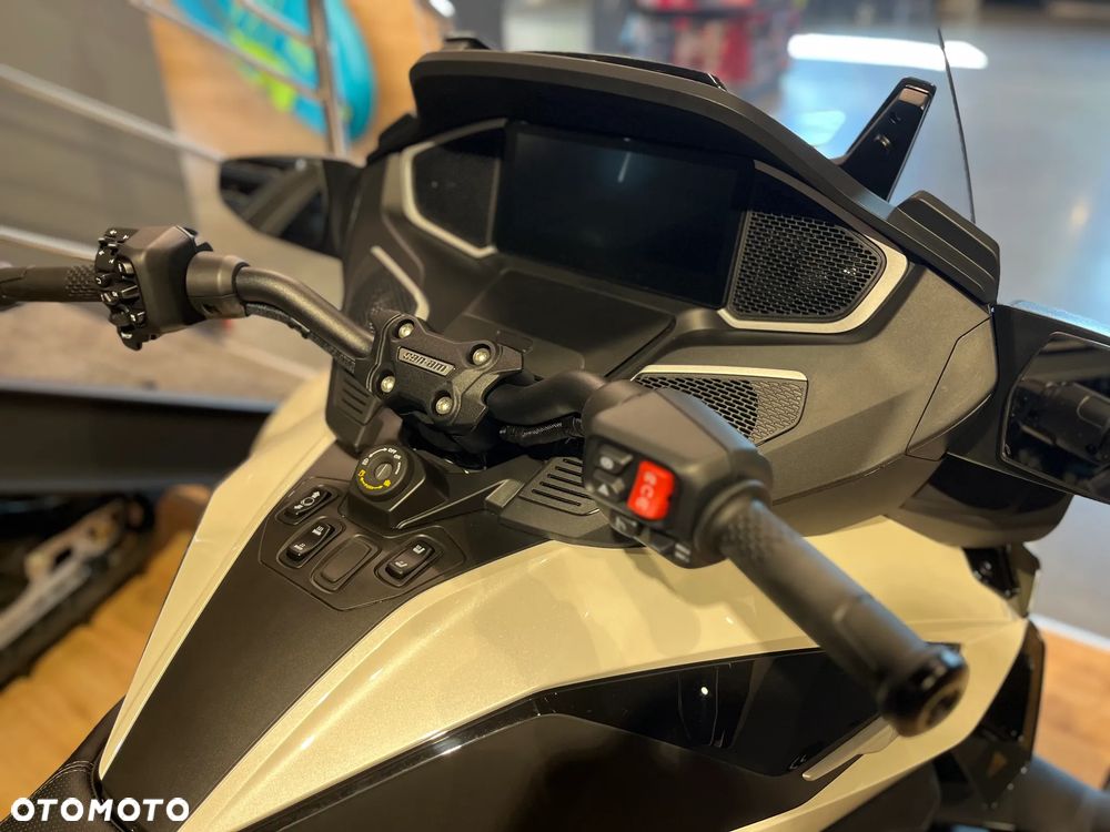 Can-Am Spyder - 8