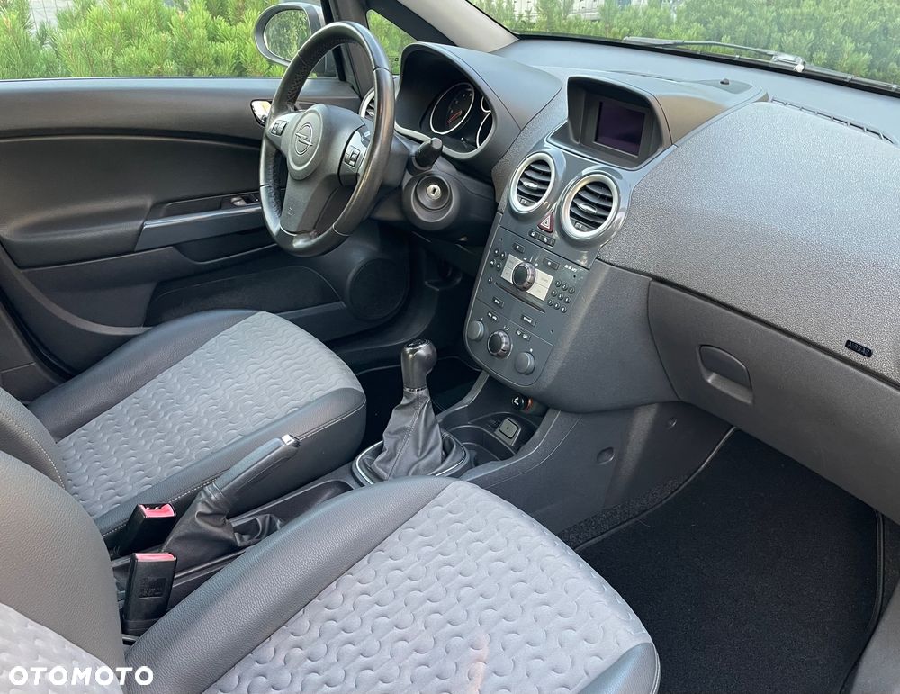 Opel Corsa 1.4 16V Cosmo - 8
