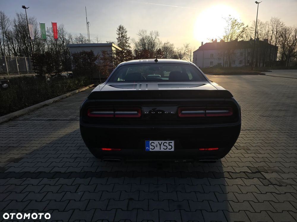 Dodge Challenger ver-6-4-scat-pack-widebody - 5