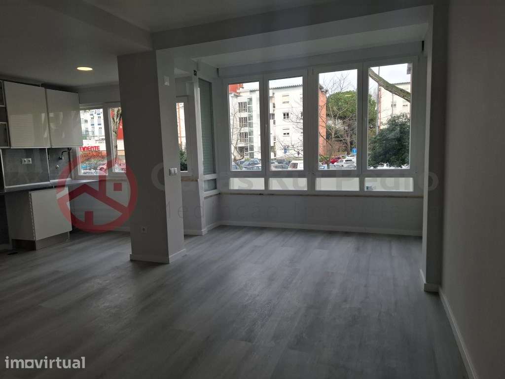 Apartamento T2 totalmente remodelado perto do Parque dos Poetas em ... - Grande imagem: 2/33