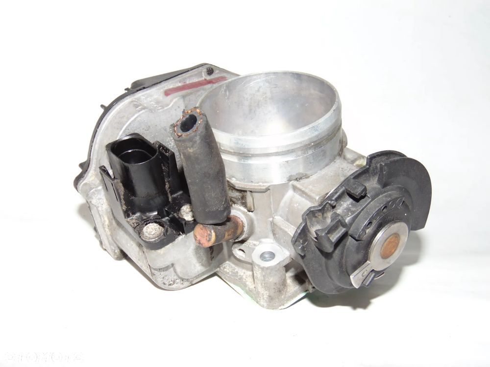 ORYGINAŁ przepustnica 037133064D VW Volkswagen Polo Golf 3 III Passat B4 Seat Ibiza 2 II Cordoba I benzyna 1.6 - 8