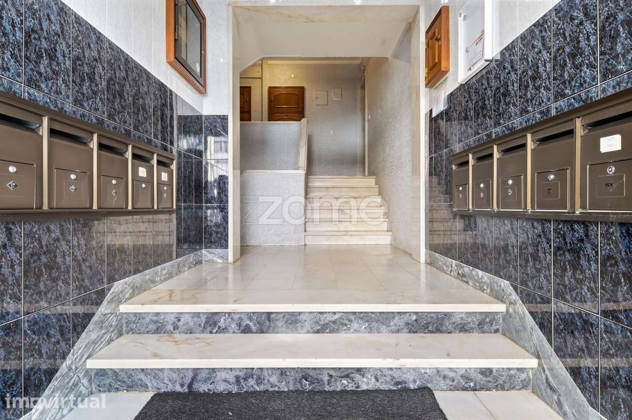 T2 remodelado com 108 m² em Carnaxide, junto à Escola Secundária - Grande imagem: 2/29