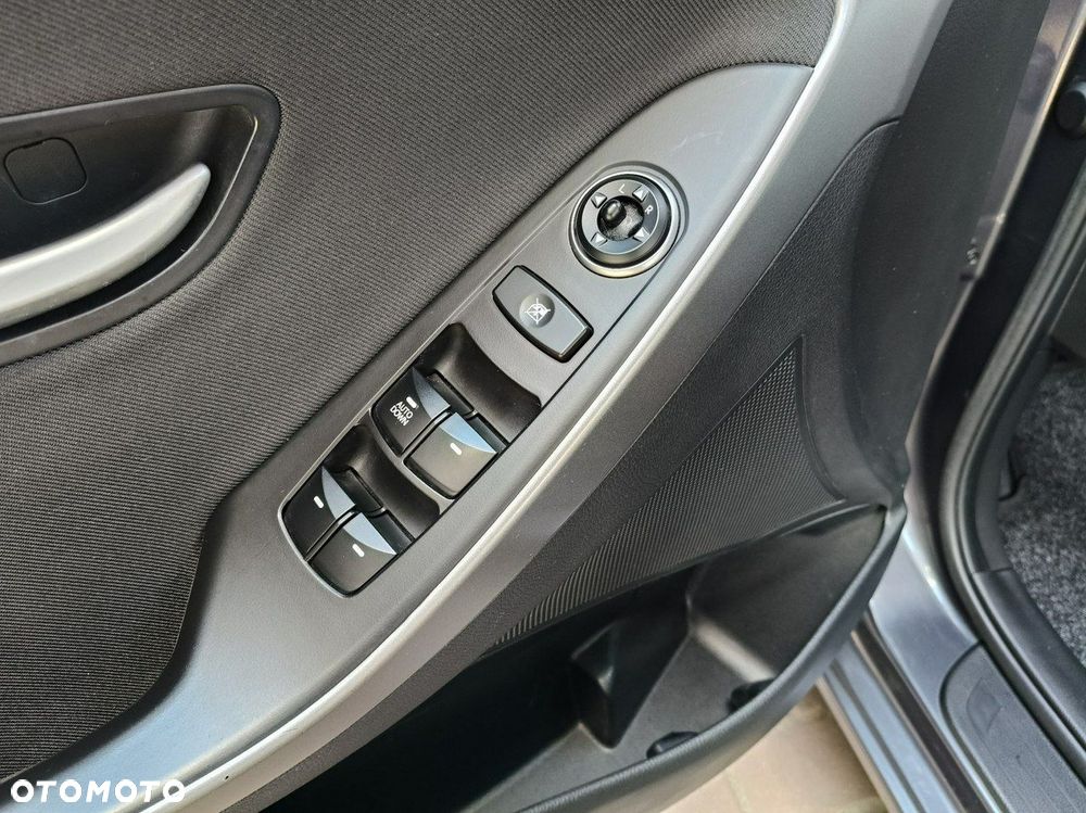 Hyundai i30 blue Kombi 1.4 YES Silver - 14