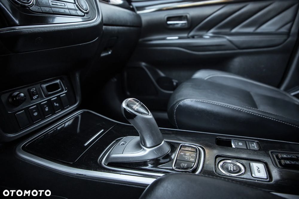 Mitsubishi Outlander Instyle NAVI + - 24