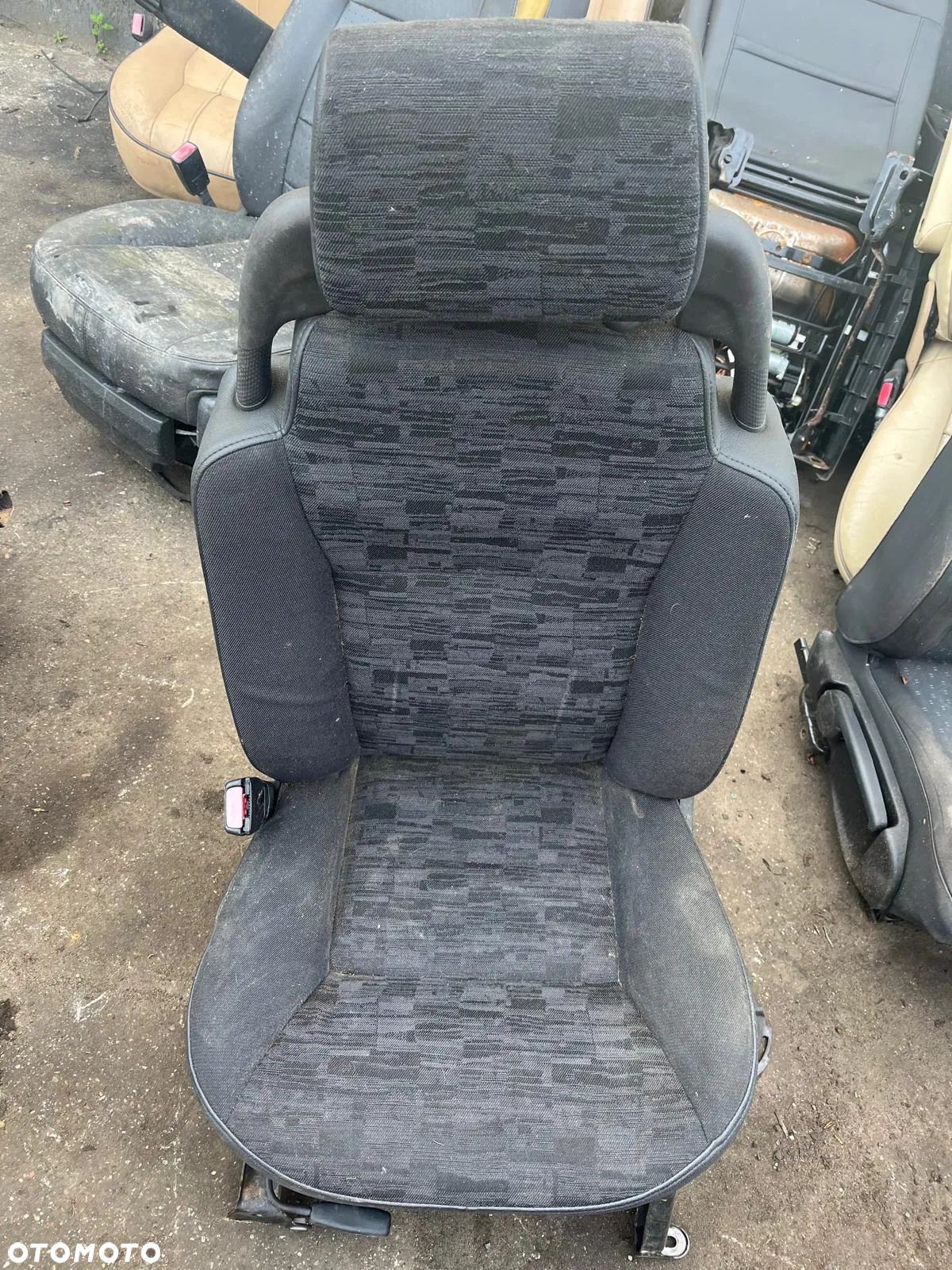 Fotel przedni lewy kierowcy materiał LAND ROVER DISCOVERY 2 II - 1