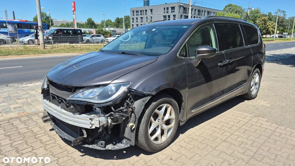Chrysler Pacifica - 4