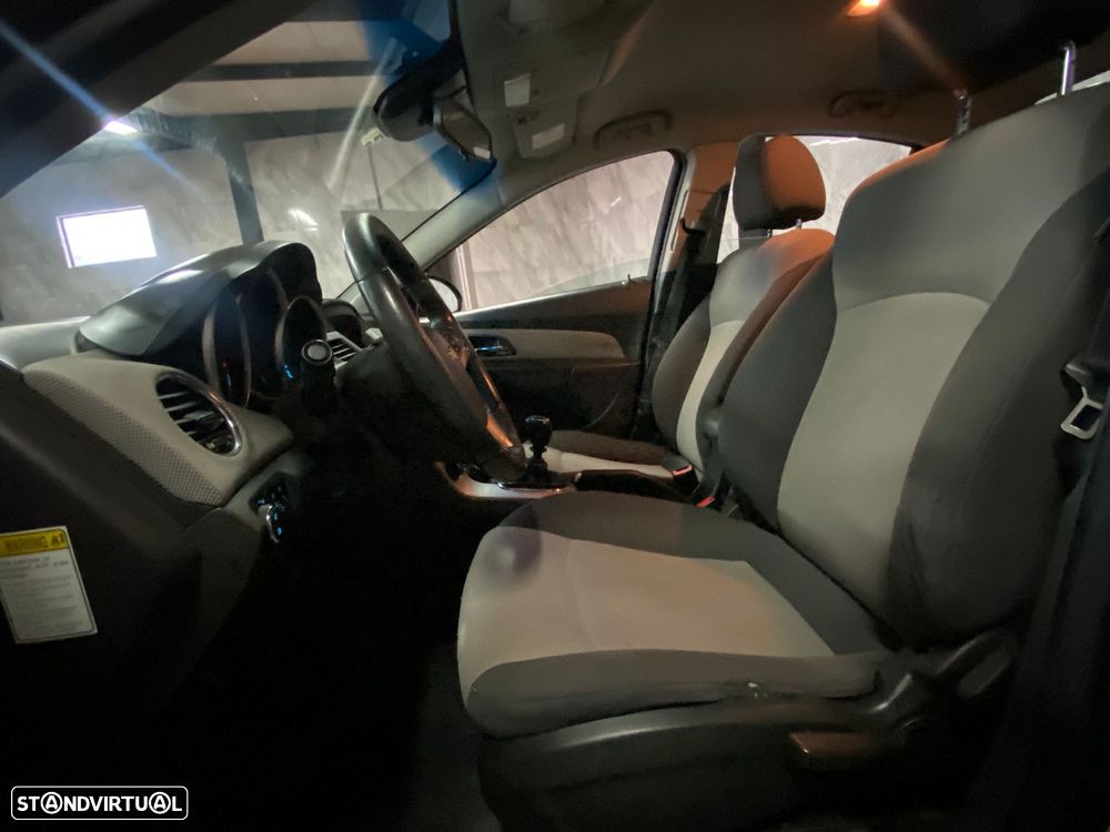 Chevrolet Cruze 1.6 LS - 4