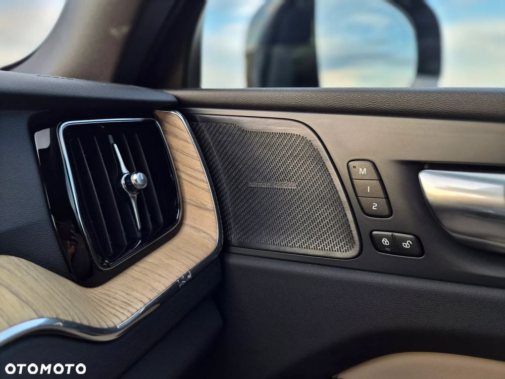 Volvo XC 60 B5 B AWD Plus Dark - 20